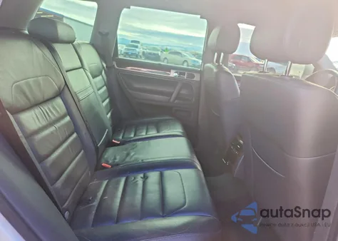 2008 Volkswagen Touareg 2 V8 z USA, uszkodzony, nr VIN WVGCB77L08D041048